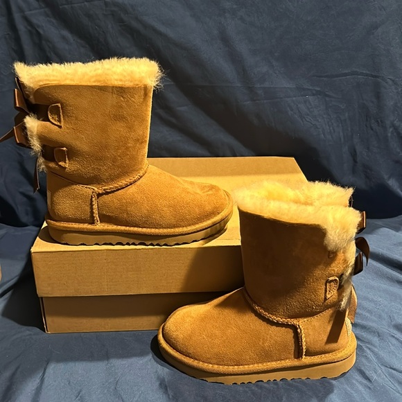 UGG- Bailey Bow II, CHE, 6, 11 toddler QS - Picture 1 of 6